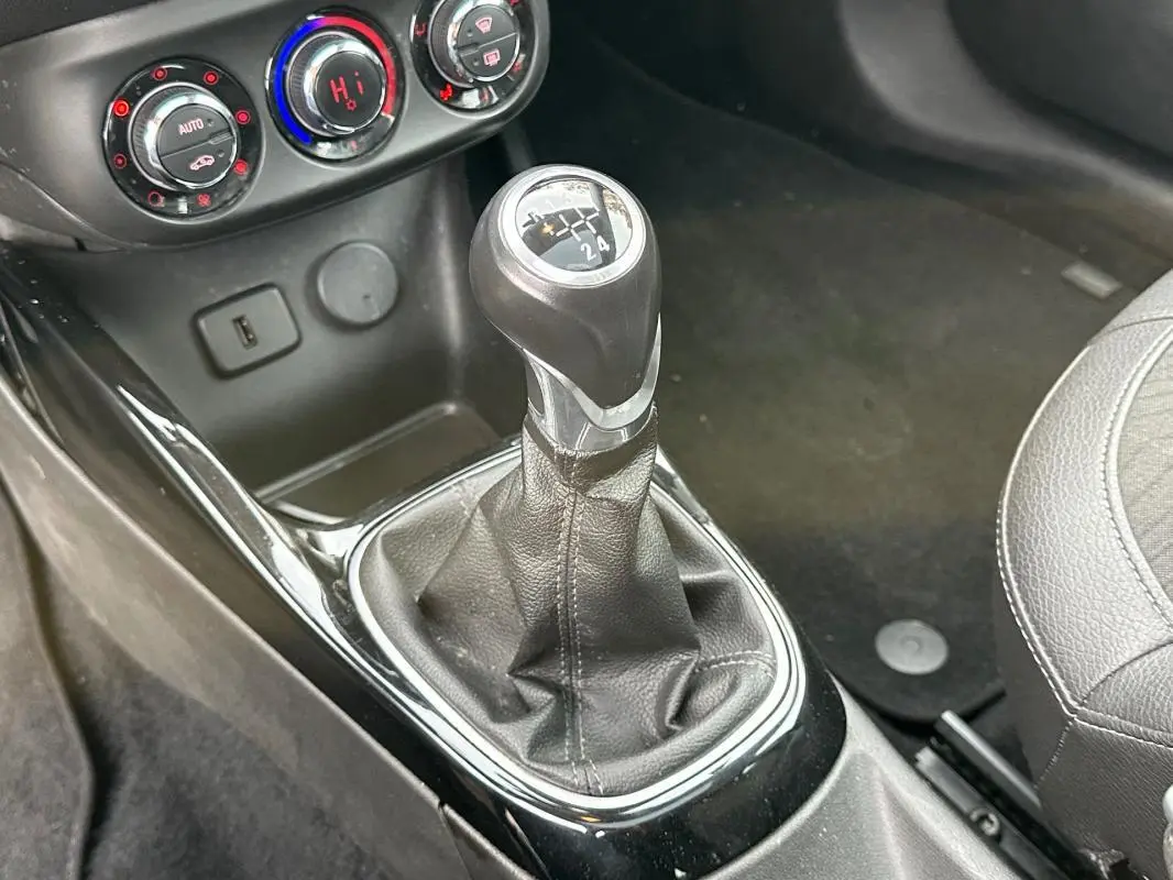 Gros plan sur le levier de vitesse manuel entouré de garnitures noires dans l'habitacle de l'Opel Adam 2016.