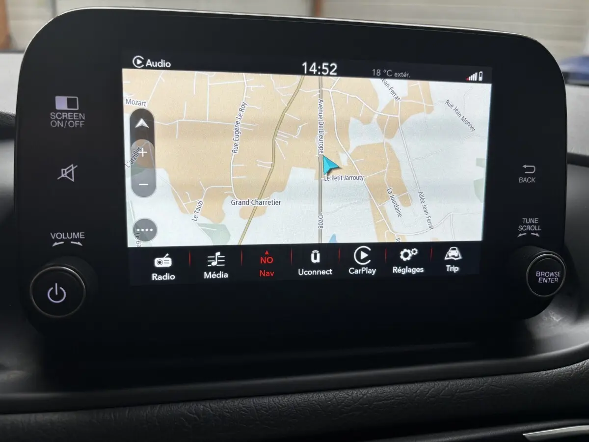 Écran tactile central du tableau de bord du Fiat Tipo 2021 affichant la navigation GPS en mode carte.