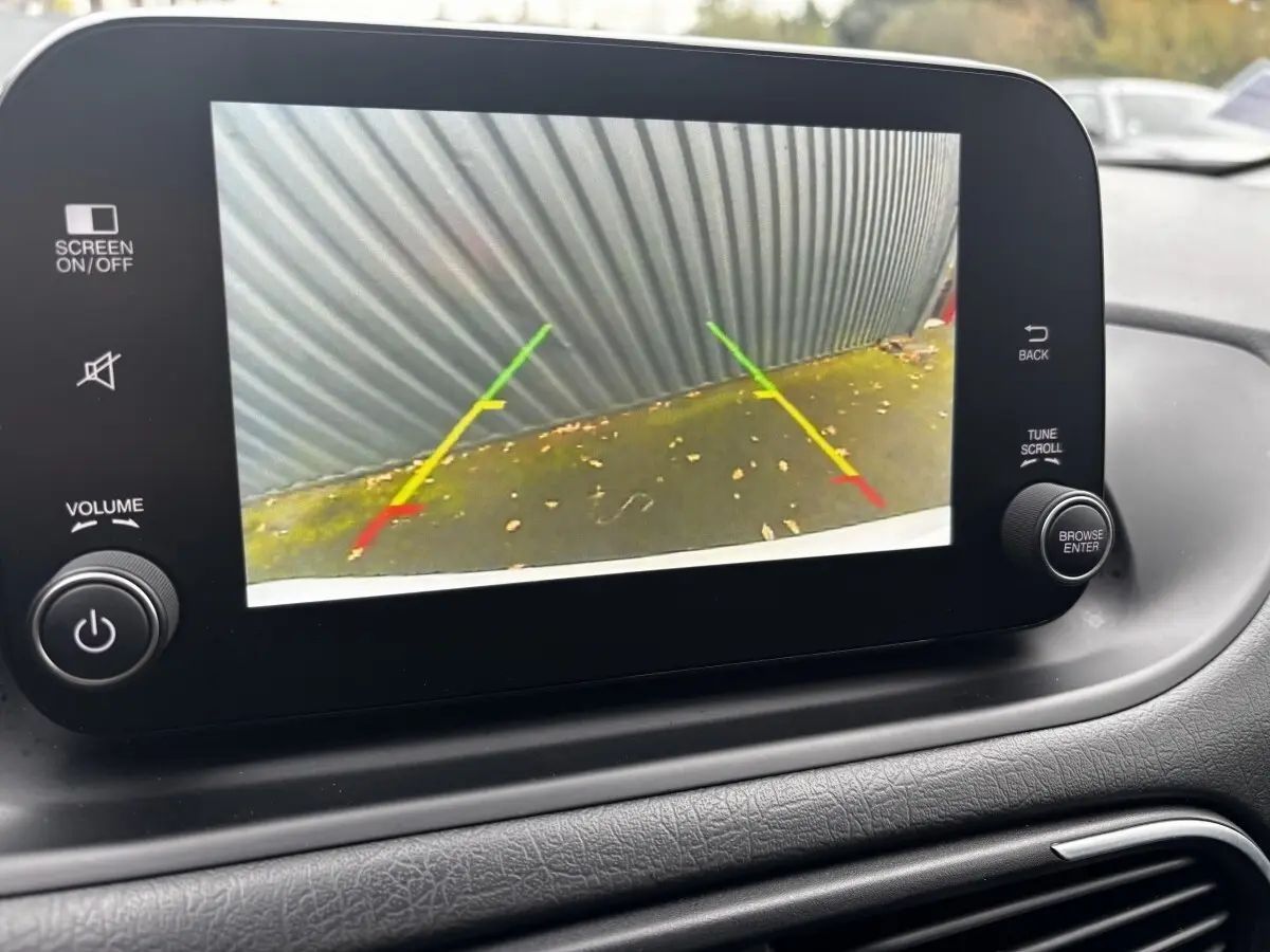Écran tactile du tableau de bord de la Fiat Tipo 2021 affichant la caméra de recul avec lignes de guidage colorées.