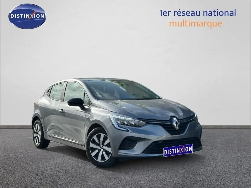 Renault Clio gris 2023 vue 3/4 avant droit, avec calandre noire et jantes alliage distinctives.