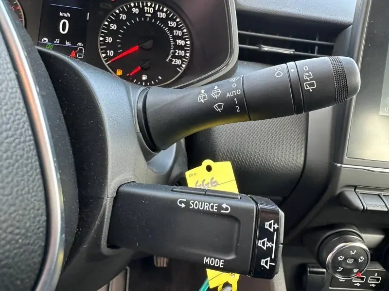 Gros plan sur la commande de régulateur et les commandes d’essuie-glace dans l’habitacle d’une Renault Clio gris 2023.