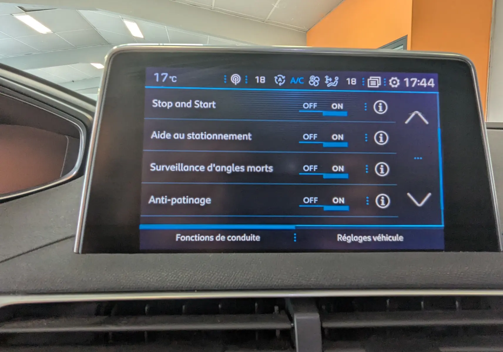 Écran tactile central du Peugeot 3008 HDi 130 Allure 2018 montrant les réglages d’aides à la conduite activés.