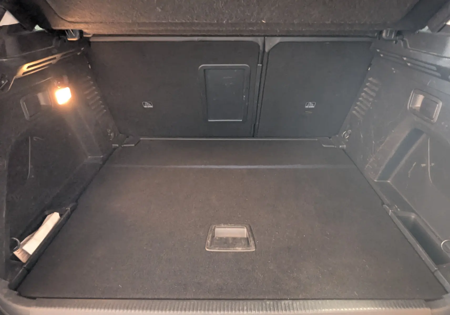 Coffre spacieux et propre du Peugeot 3008 blanc toit noir, vue intérieure depuis l'ouverture arrière.
