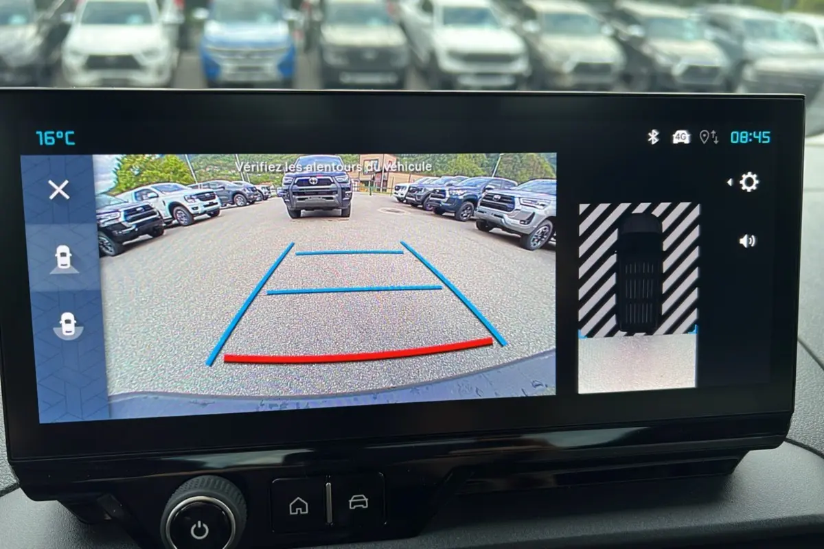 Écran de caméra de recul du Citroën Berlingo noir perla nera montrant l'arrière avec lignes de guidage et vue 360° du véhicule.