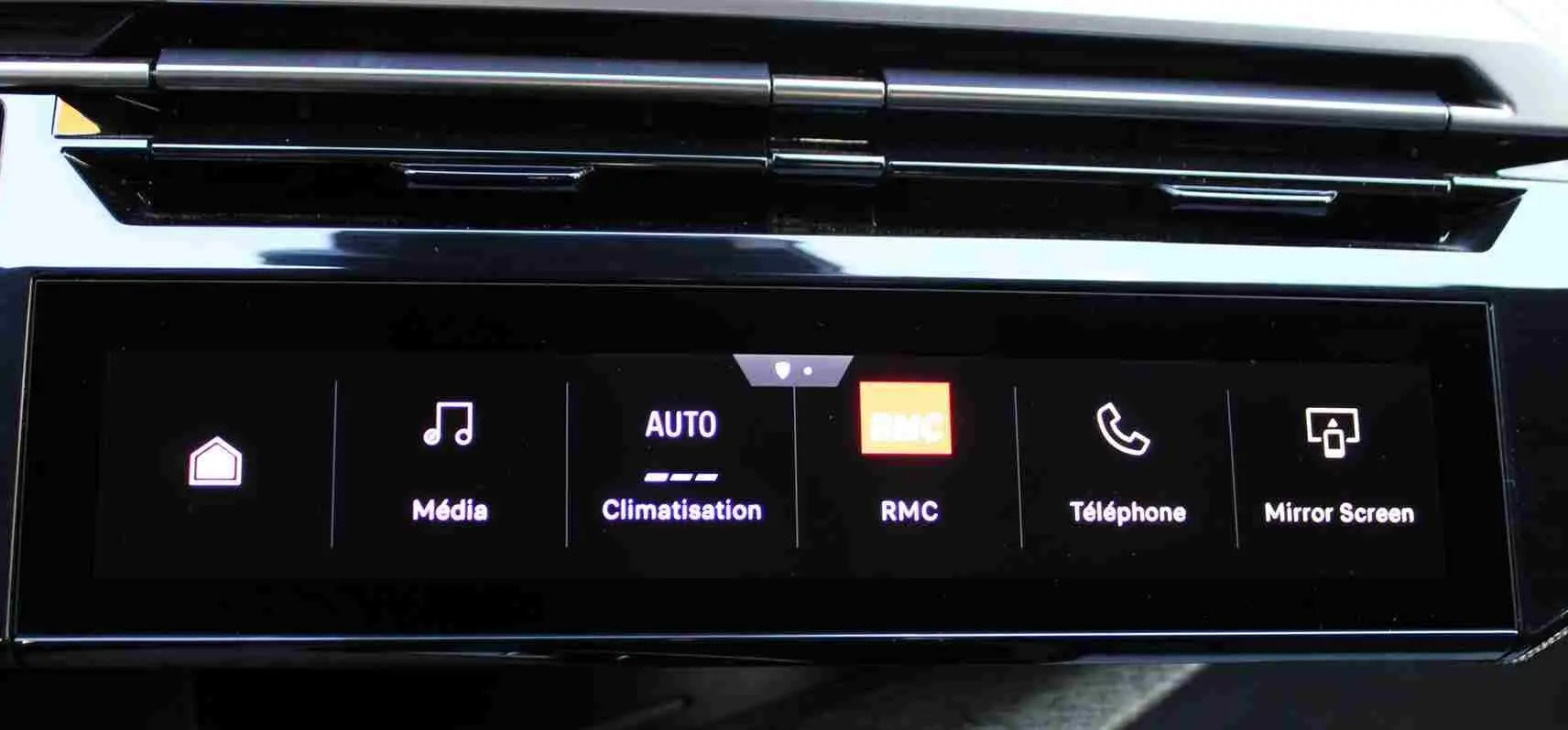 Écran tactile central du tableau de bord du Peugeot 5008 III Hybrid, affichant les options Média, Climatisation, RMC, Téléphone et Mirror Screen.