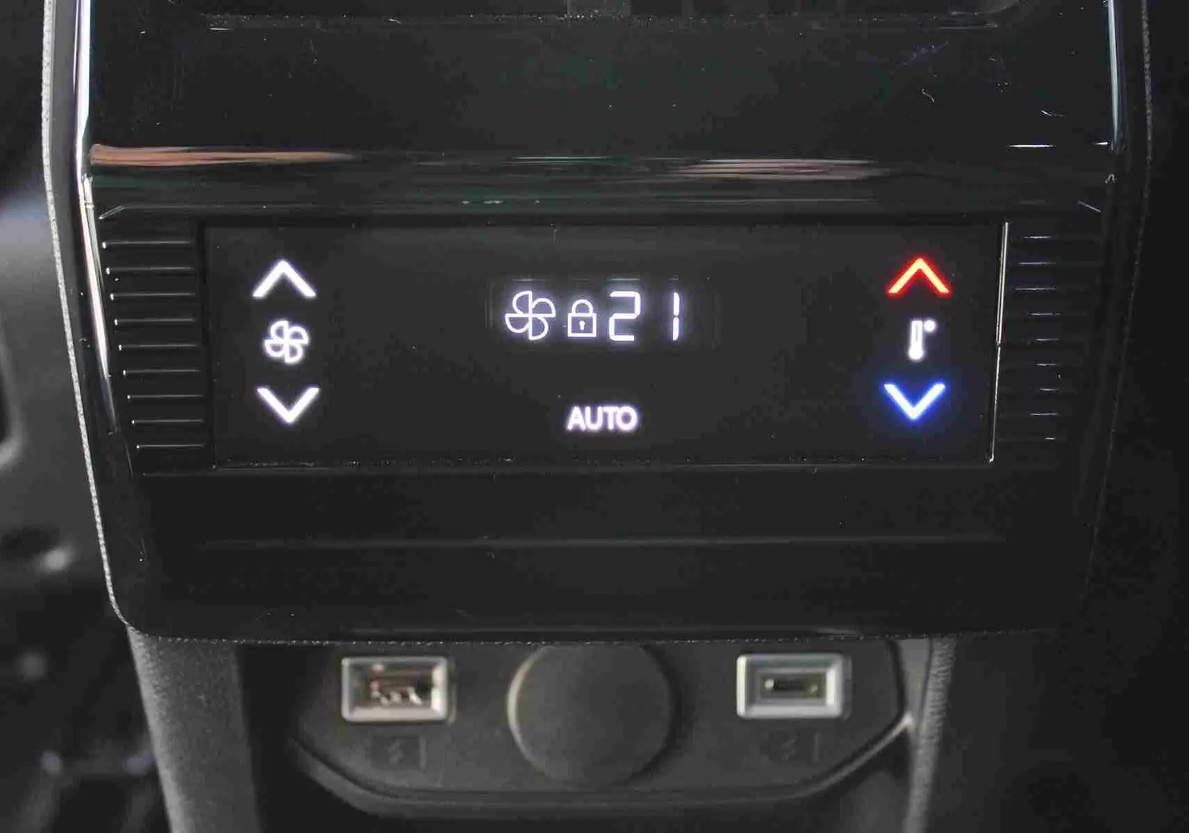 Vue intérieure du tableau de bord et volant du Peugeot 5008 hybride 2025 avec finition gris noir et écran tactile large.