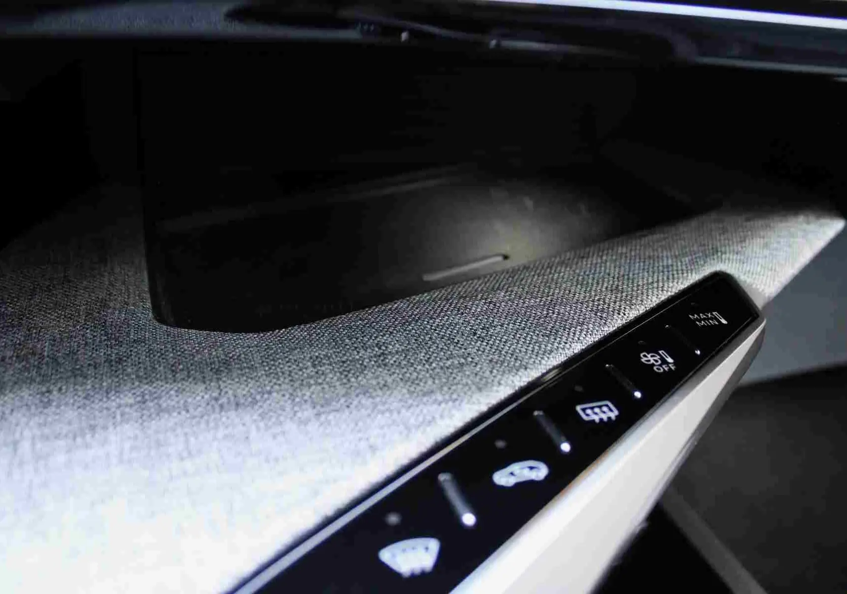 Vue rapprochée du volant cuir noir du Peugeot 5008 2025, avec commandes intégrées et logo lion central.