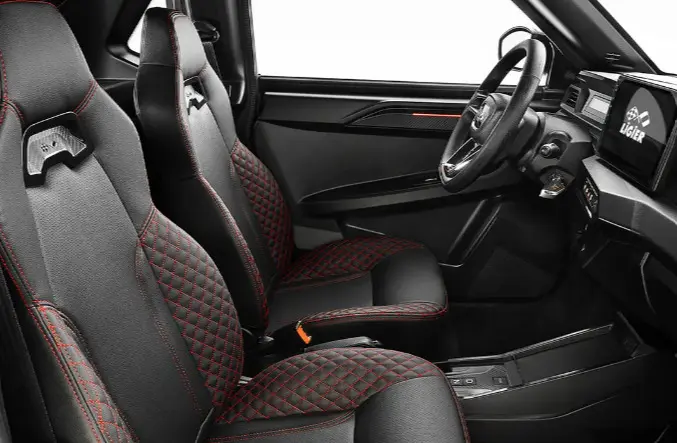 Vue intérieure côté conducteur de la Ligier JS50 0.5 REVO D+ Ultimate avec sièges sport noirs à surpiqûres rouges et écran tactile.