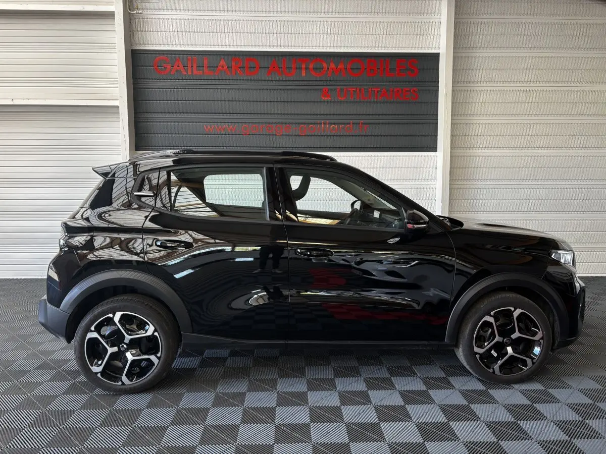 Profil droit d'une Citroën C3 Turbo 100 BVM6 MAX noire 2025, avec jantes distinctives et toit noir brillant.