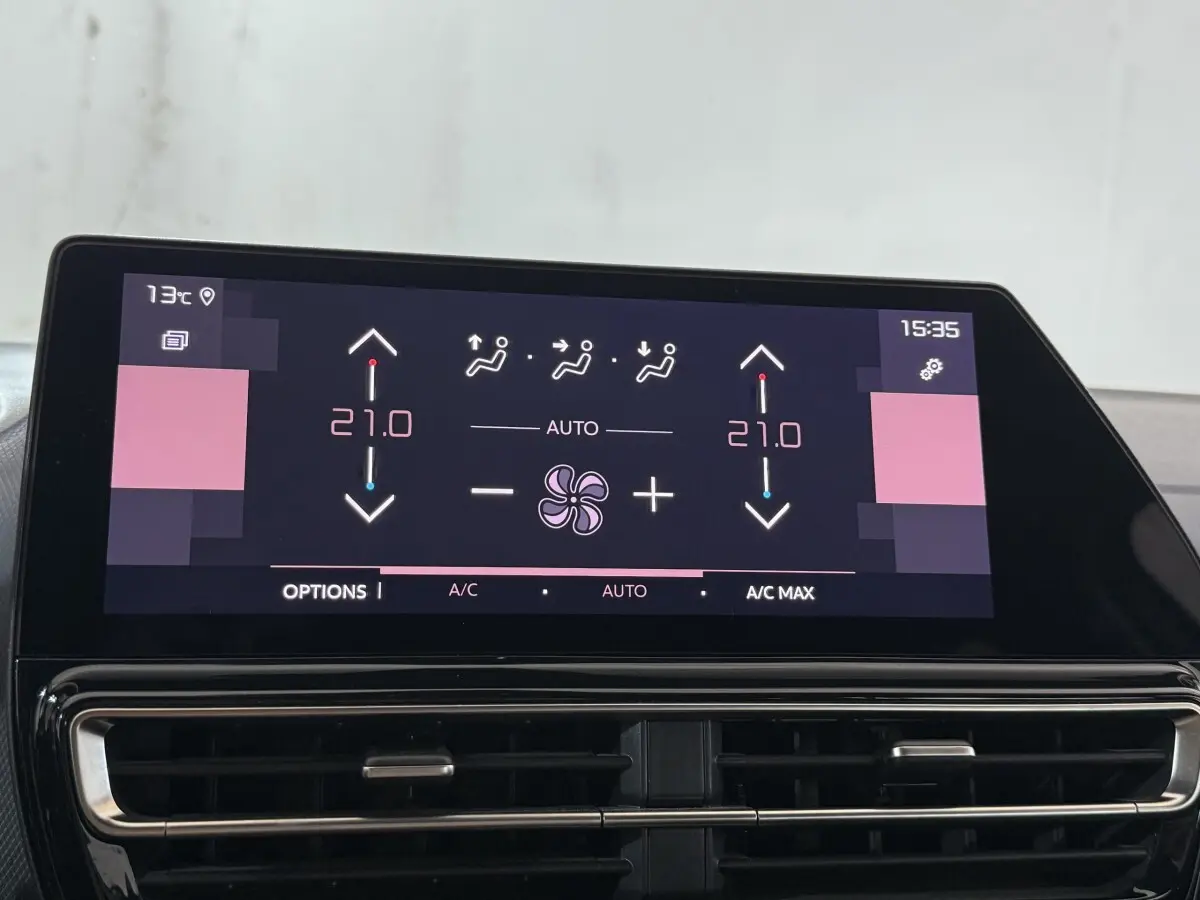 Écran tactile central du tableau de bord du Citroën C5 Aircross gris clair, affichant la climatisation à 21°C.