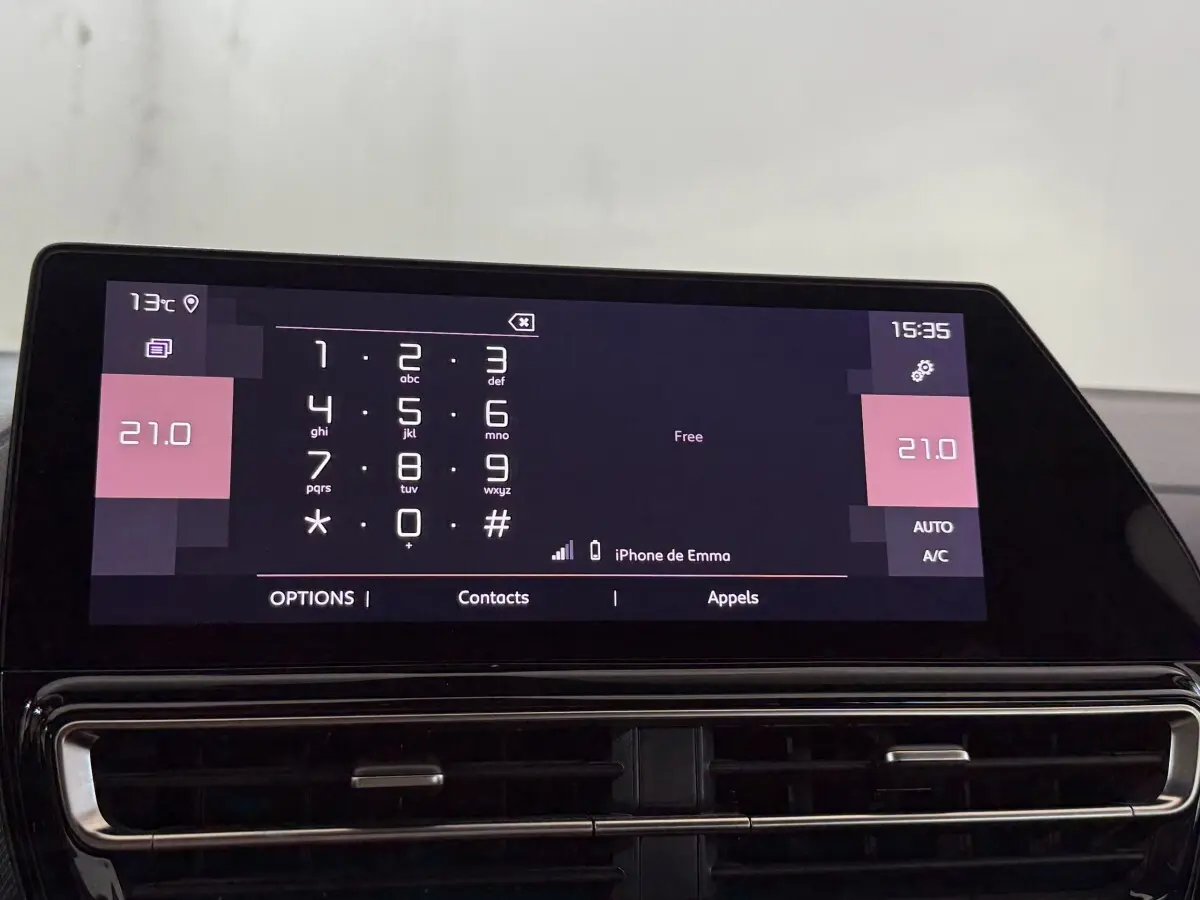 Écran tactile central affichant le clavier téléphonique et la climatisation à 21°C dans un Citroën C5 Aircross 2023.