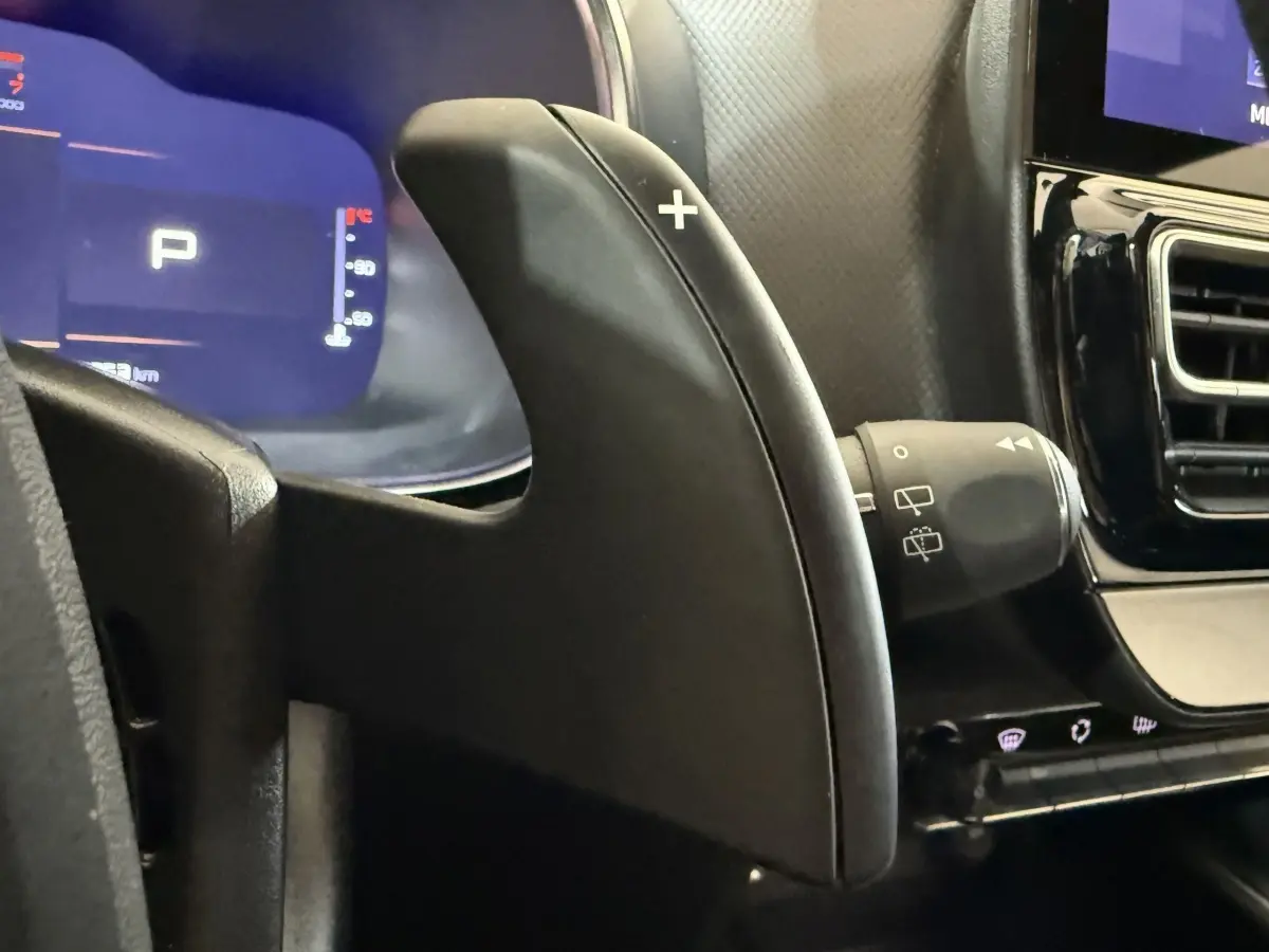 Gros plan sur la palette de changement de vitesse droite noire dans l’habitacle du Citroën C5 Aircross 2023.