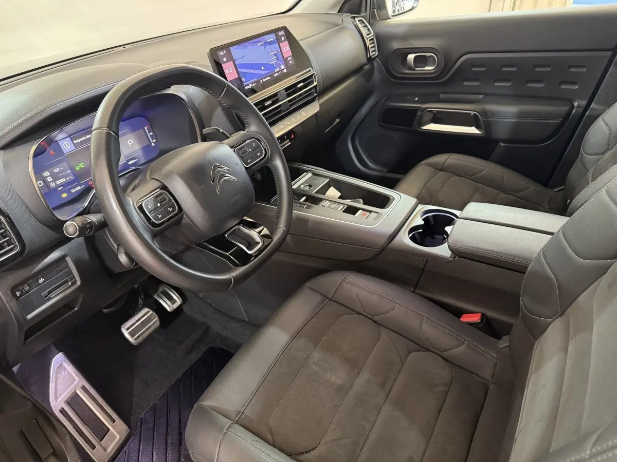 Vue intérieure côté conducteur du Citroën C5 Aircross gris clair, avec tableau de bord digital et écran tactile central.