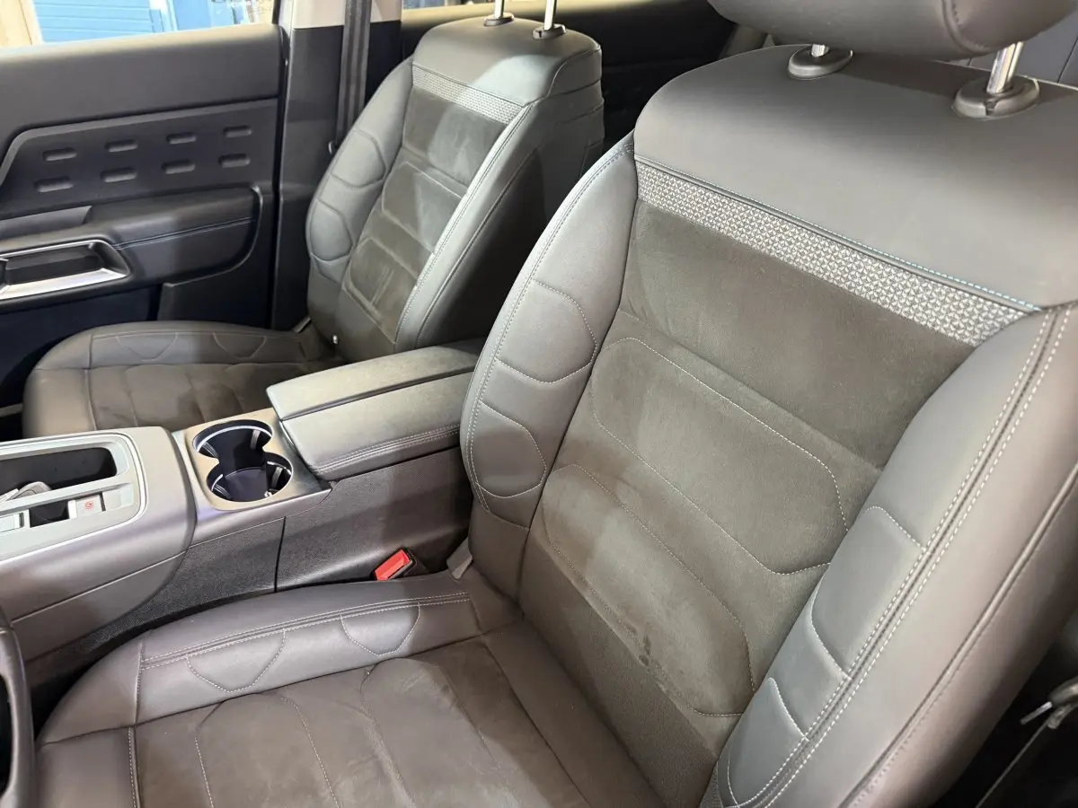 Vue rapprochée des sièges avant gris foncé en cuir et alcantara du Citroën C5 Aircross 2023, version Shine.