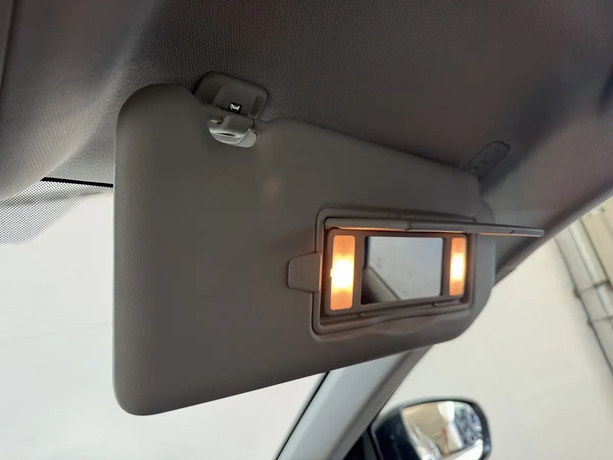 Miroir de courtoisie éclairé sur pare-soleil gris clair côté conducteur dans un Citroën C5 Aircross 2023.