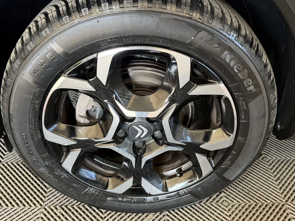 Gros plan sur la jante alliage bicolore noire et argent avec logo Citroën au centre, pneu Kleber visible.