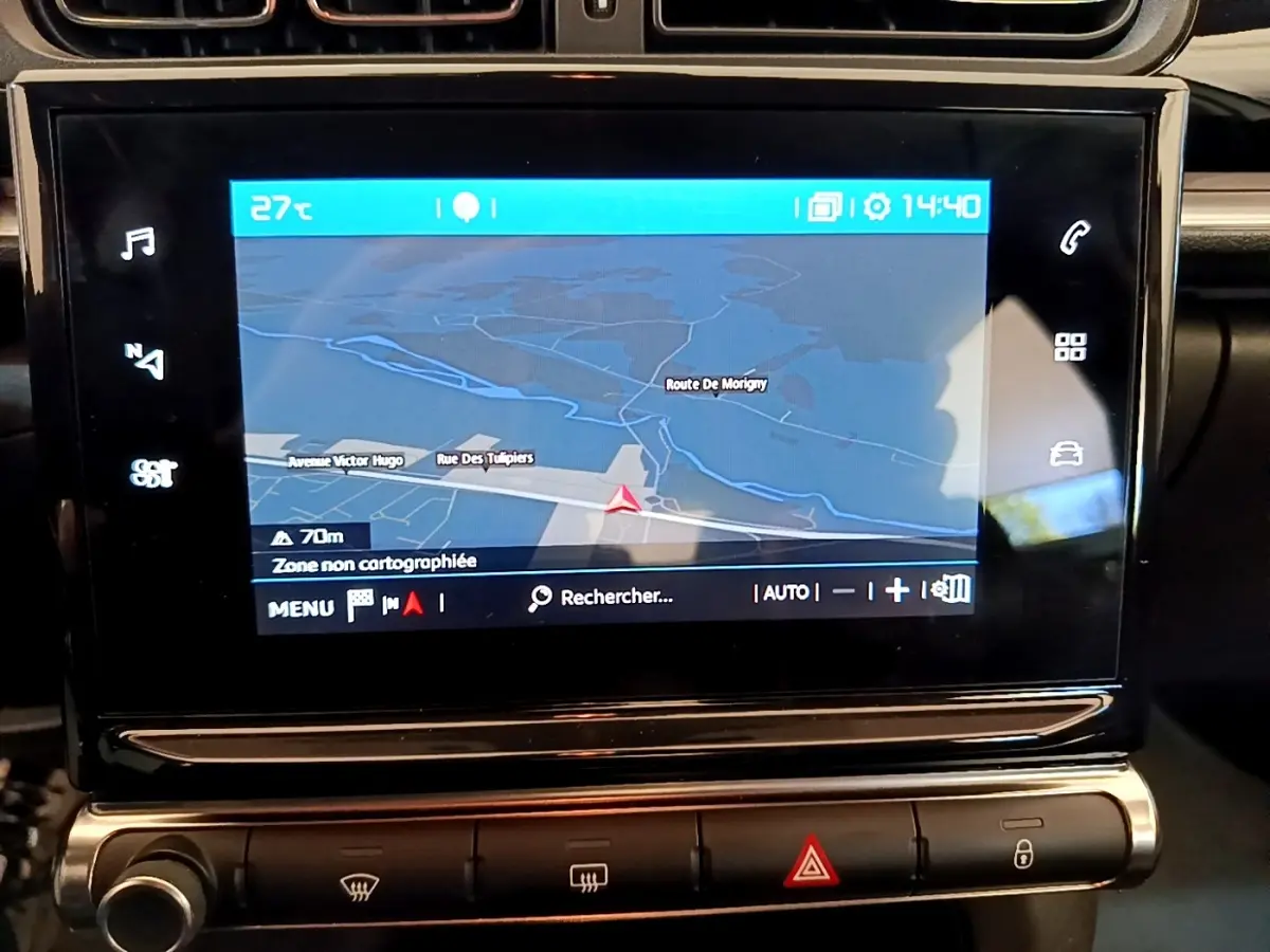 Écran tactile central de navigation 7 pouces dans l'habitacle d'une Citroën C3 blanche, vue de face rapprochée.