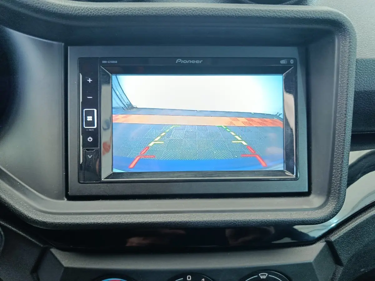 Vue intérieure sur l'écran de recul Pioneer dans une Aixam Ambition 0.5 City Sport 2024, tableau de bord noir.