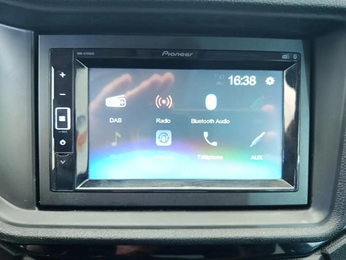 Écran tactile Pioneer du système multimédia de l'AIXAM AMBITION 0.5 CITY SPORT 2024, vue frontale intérieure.