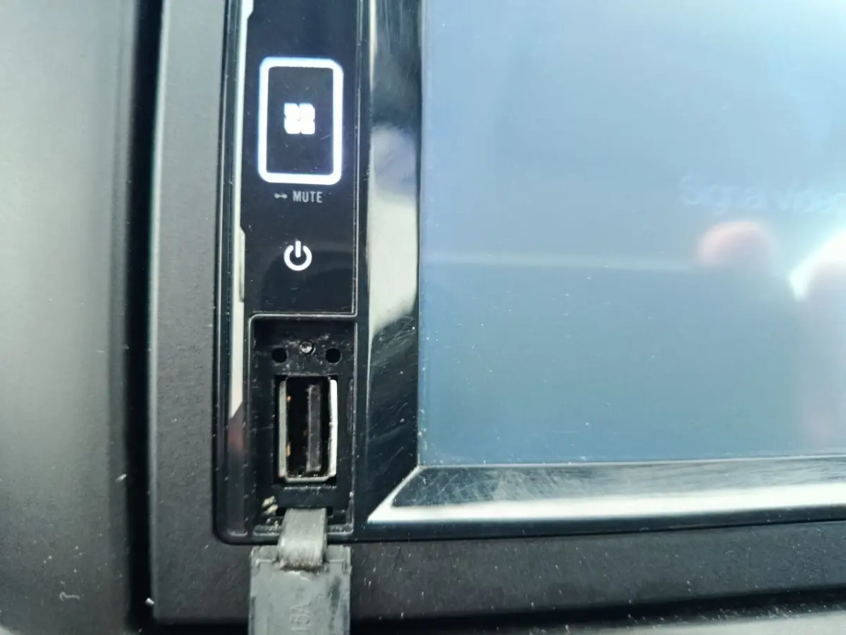 Détail du tableau de bord de l'AIXAM AMBITION 0.5 CITY SPORT 2024 montrant un port USB et les commandes tactiles.