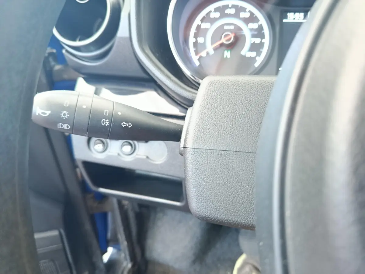 Vue intérieure rapprochée du volant et du commodo gauche d'une Aixam Ambition 0.5 City Sport bleu 2024.