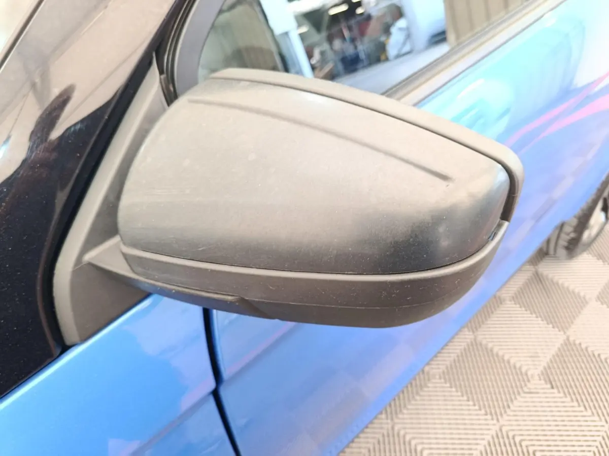 Rétroviseur extérieur côté conducteur en gros plan sur Aixam Ambition 0.5 City Sport bleu 2024, vue latérale gauche.