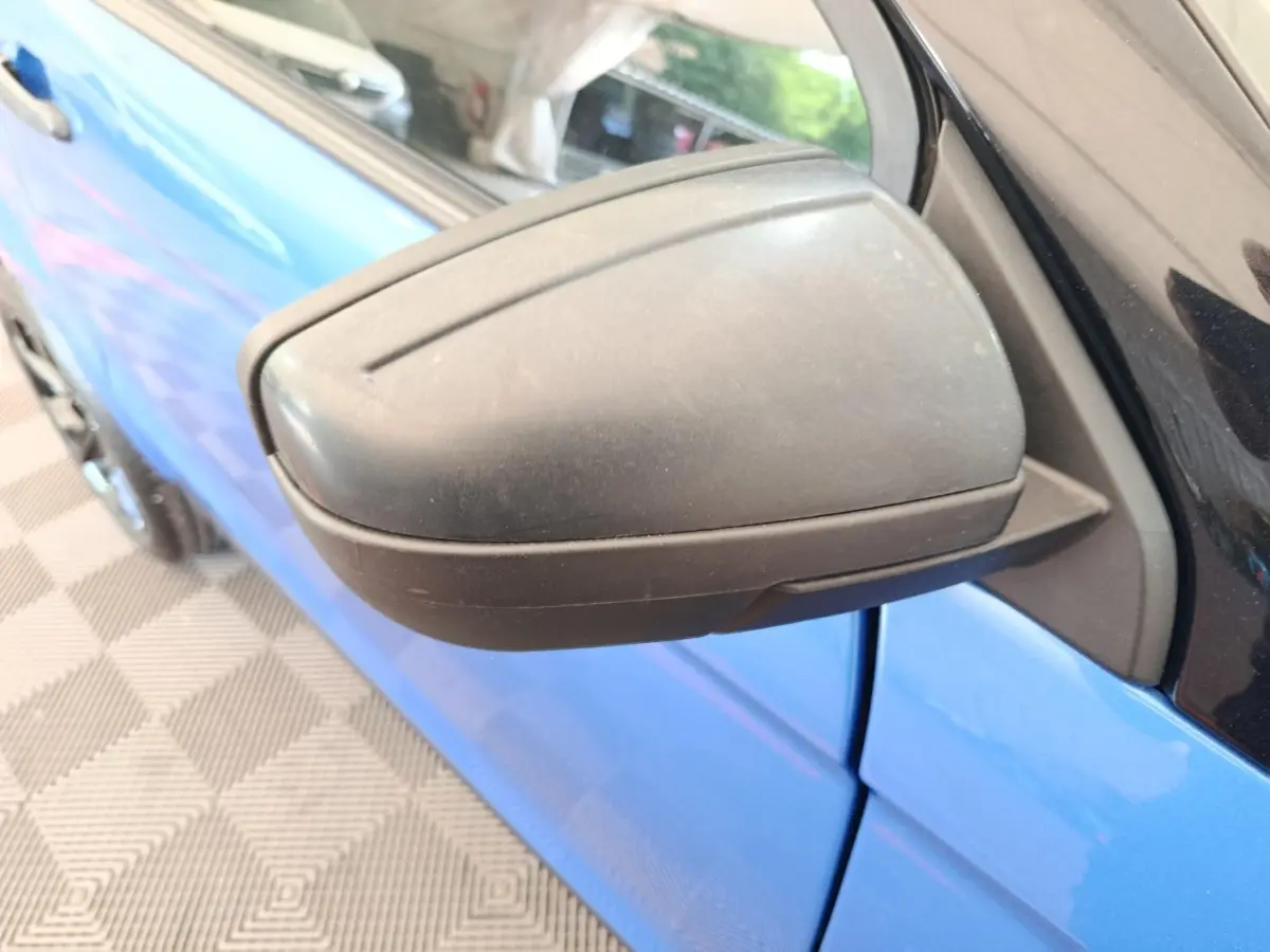 Gros plan sur le rétroviseur extérieur côté conducteur d'une Aixam Ambition 0.5 City Sport bleu 2024.