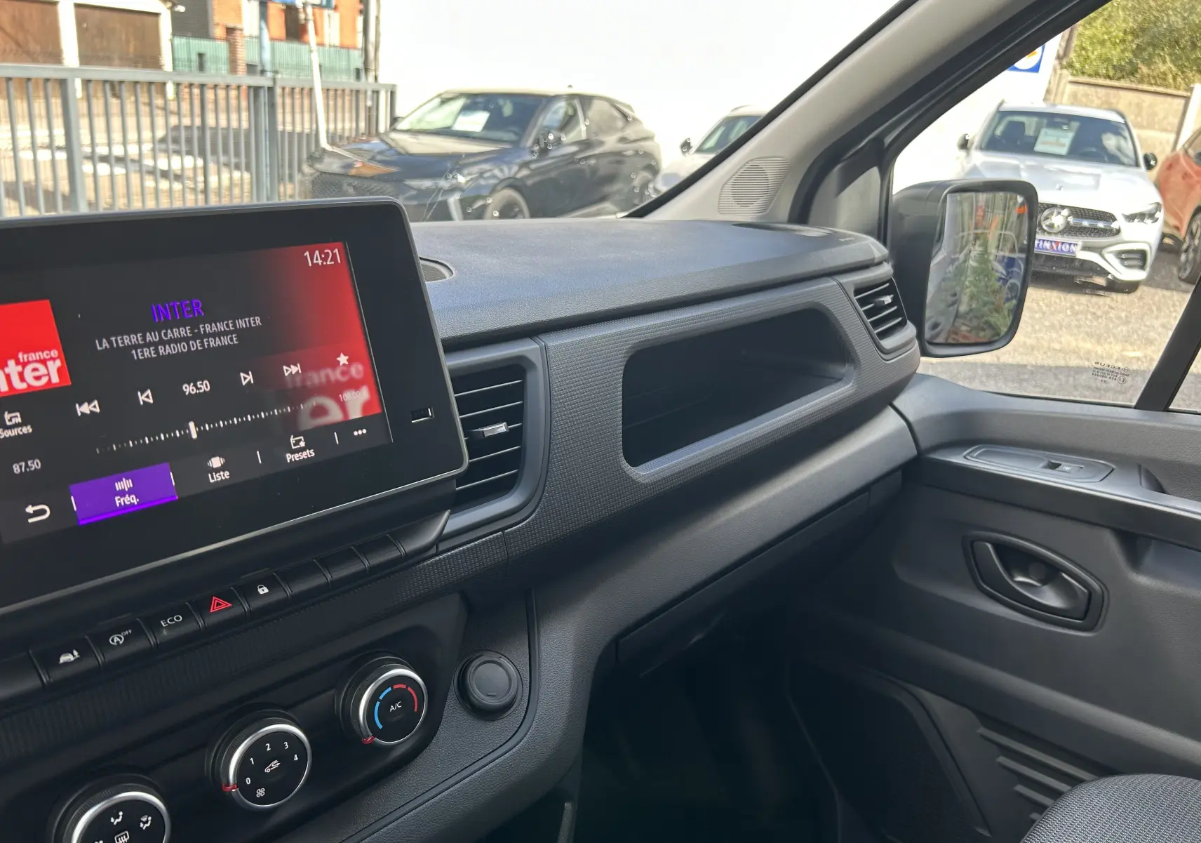 Intérieur du Renault Trafic Fourgon L1H1 Advance 2025, vue du tableau de bord côté passager avec écran tactile et commandes climatisation.