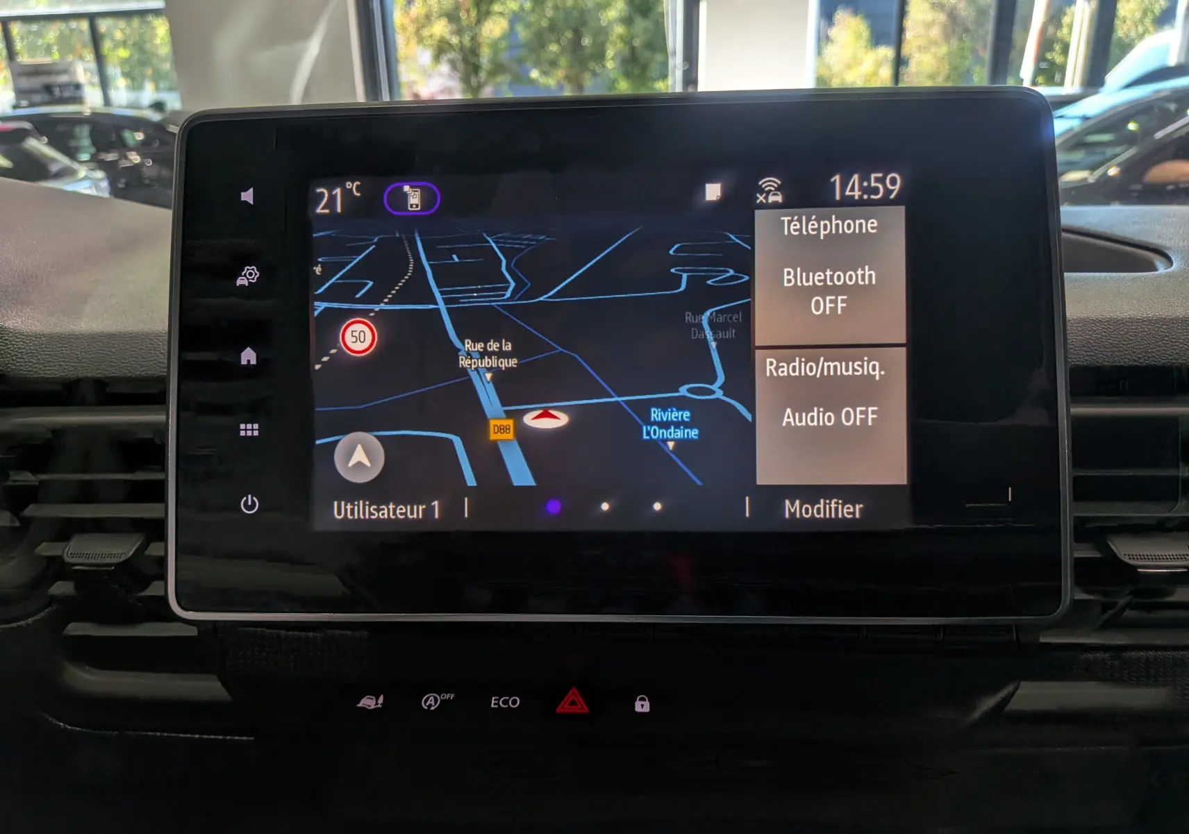 Écran tactile central du Renault Trafic Fourgon L1H1 2025 affichant la navigation et les options audio désactivées.