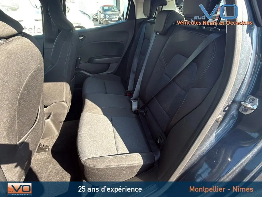 Vue intérieure côté droit des sièges arrière en tissu gris d'une Renault Clio V TCe 90 Equilibre 2022.