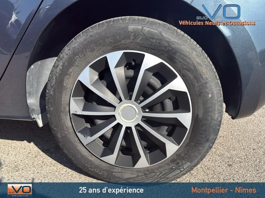 Gros plan sur la roue avant gauche d'une Renault Clio gris 2022 avec jante alliage au design moderne.