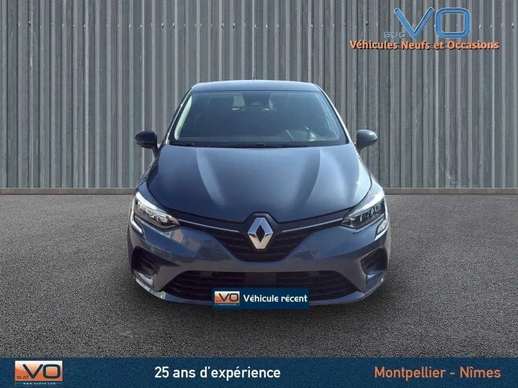 Vue frontale d'une Renault Clio V TCe 90 Equilibre gris 2022 avec phares LED et calandre noire brillante.
