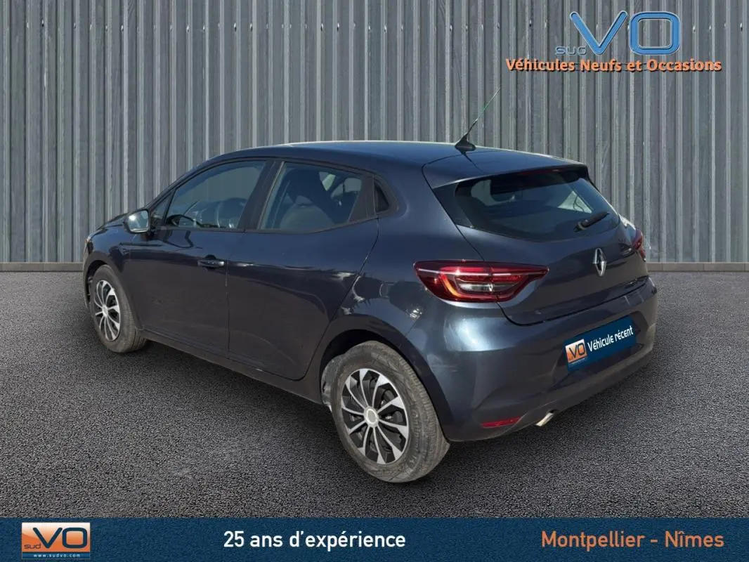 Vue 3/4 arrière droite d'une Renault Clio gris foncé 2022 avec feux LED et jantes alliage modernes