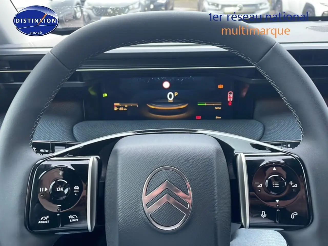 Vue rapprochée du volant noir du Citroën C5 Aircross 2026 avec commandes multifonctions et tableau de bord numérique.