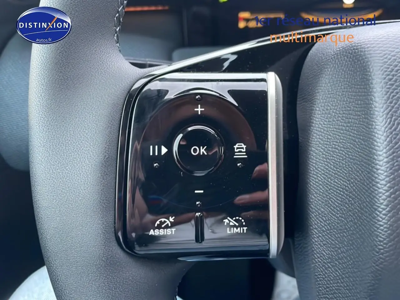 Gros plan sur les commandes multifonctions noires à droite du volant du Citroën C5 Aircross 2026.