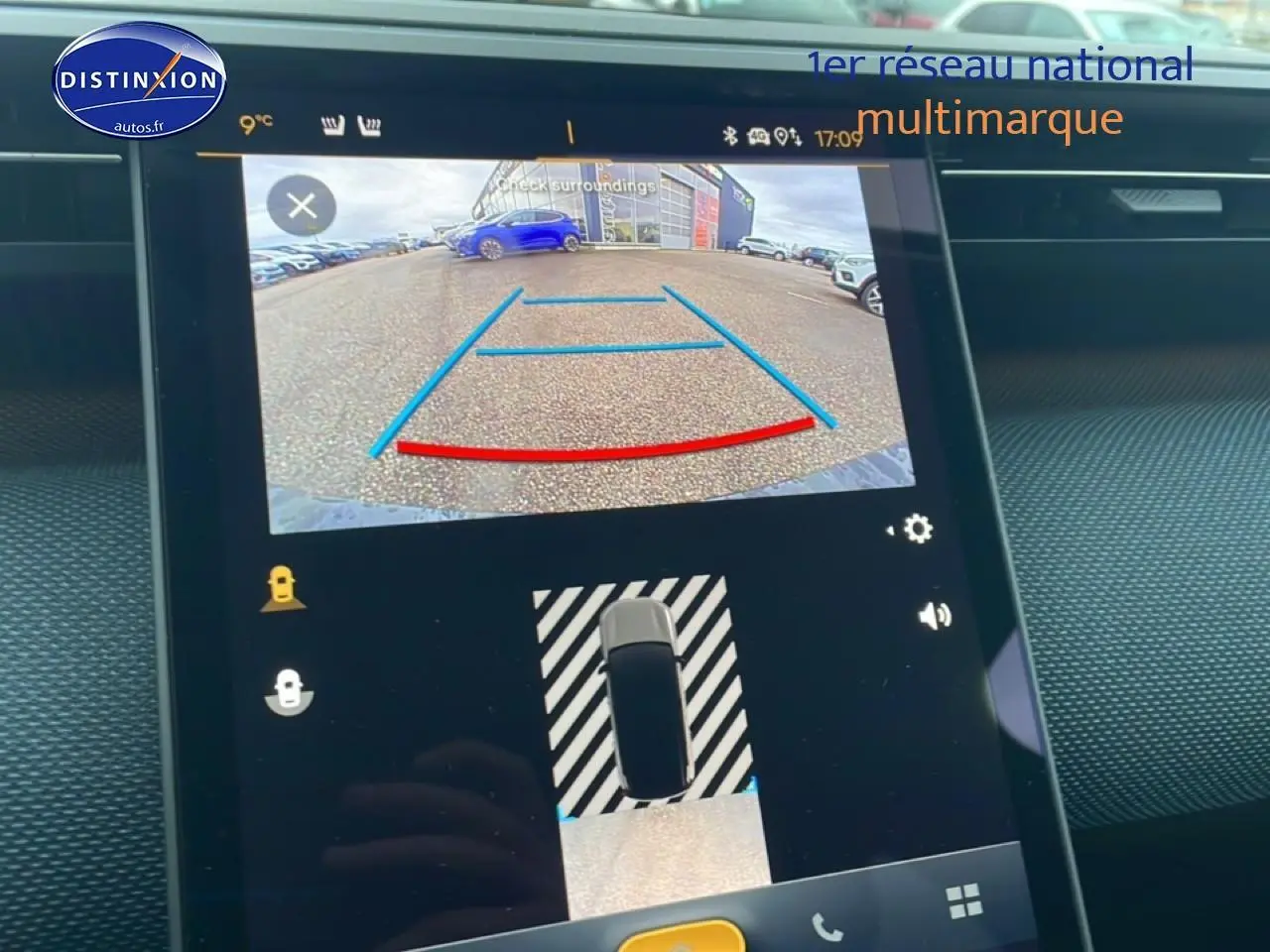 Écran tactile intérieur montrant la caméra de recul du Citroën C5 Aircross noir, vue arrière avec guidage de trajectoire.