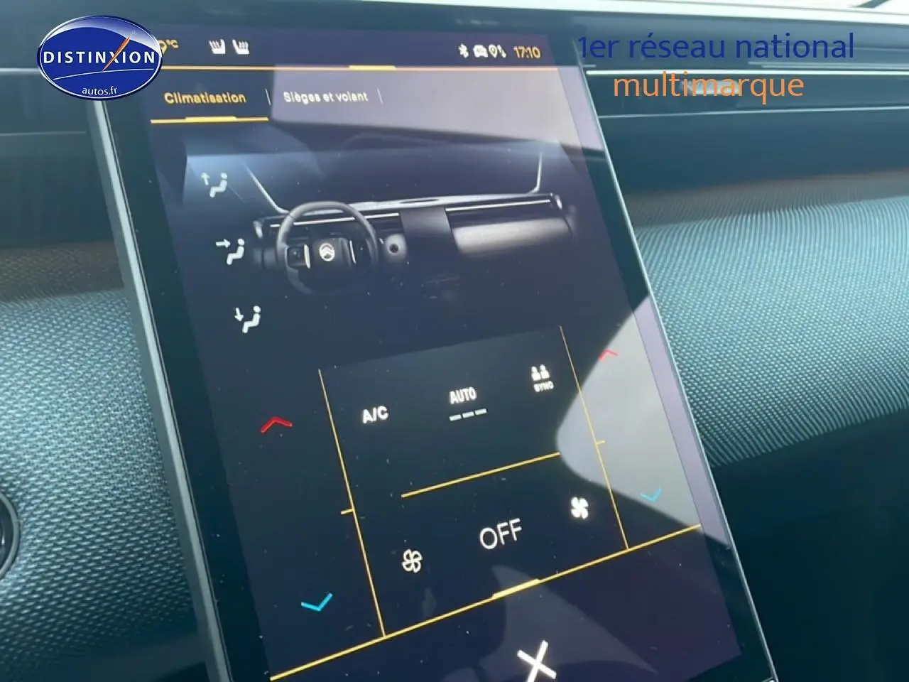 Écran tactile de la climatisation du Citroën C5 Aircross noir, vue rapprochée de la console centrale.