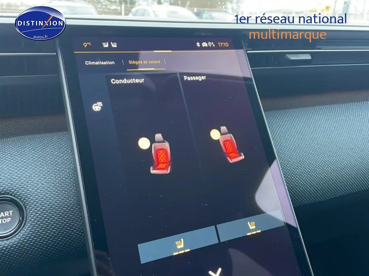 Vue rapprochée de l’écran tactile du tableau de bord du Citroën C5 Aircross 2026, affichant le réglage des sièges chauffants.