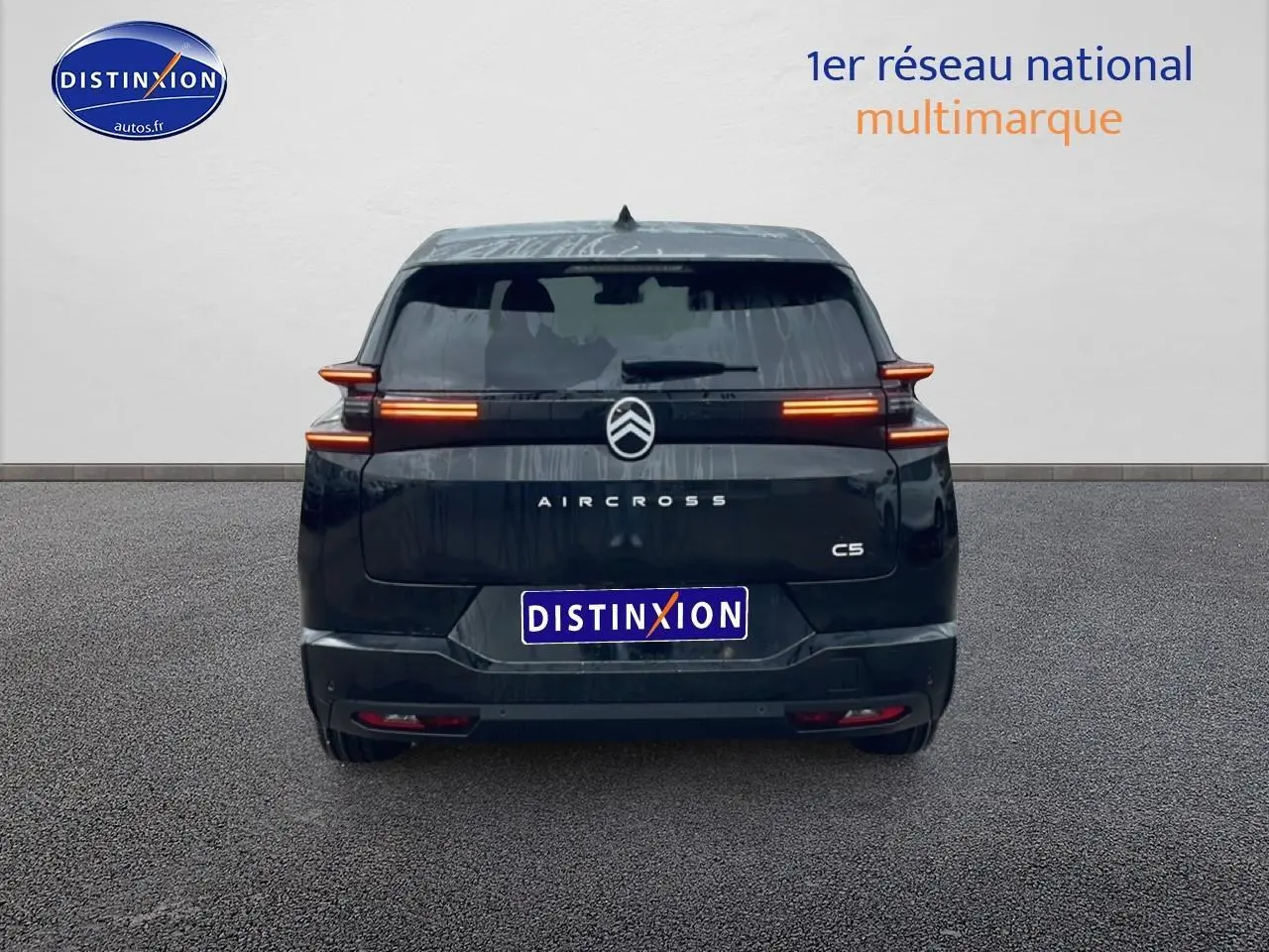 Vue arrière d'un Citroën C5 Aircross noir 2026 avec feux arrière LED allumés sur fond neutre.