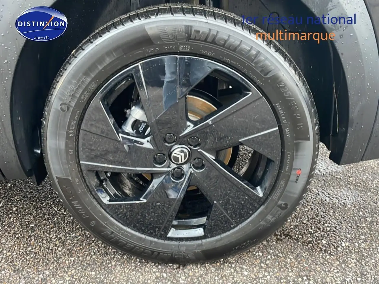 Gros plan sur la jante alliage noire diamantée 19 pouces du Citroën C5 Aircross noir 2026, avec logo central visible.