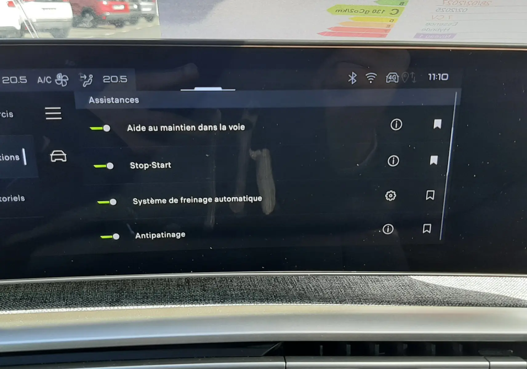 Vue rapprochée de l’écran tactile central du Peugeot 5008 Hybrid 145ch Allure 2025, affichant les assistances à la conduite.