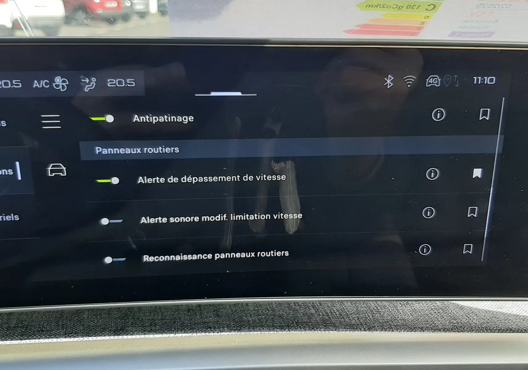 Vue rapprochée de l'écran tactile intérieur du Peugeot 5008 gris titane, affichant les réglages d'alerte et d'assistance à la conduite.