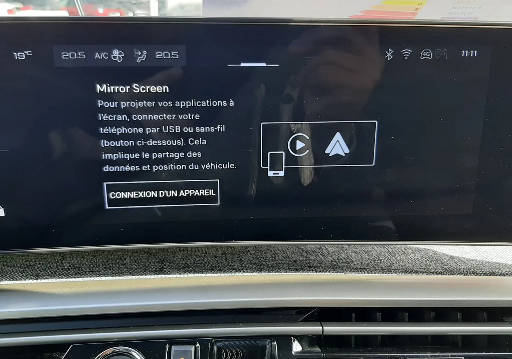 Vue rapprochée de l'écran tactile et de la console centrale du Peugeot 5008 Hybrid gris titane, avec bouton start/stop visible.