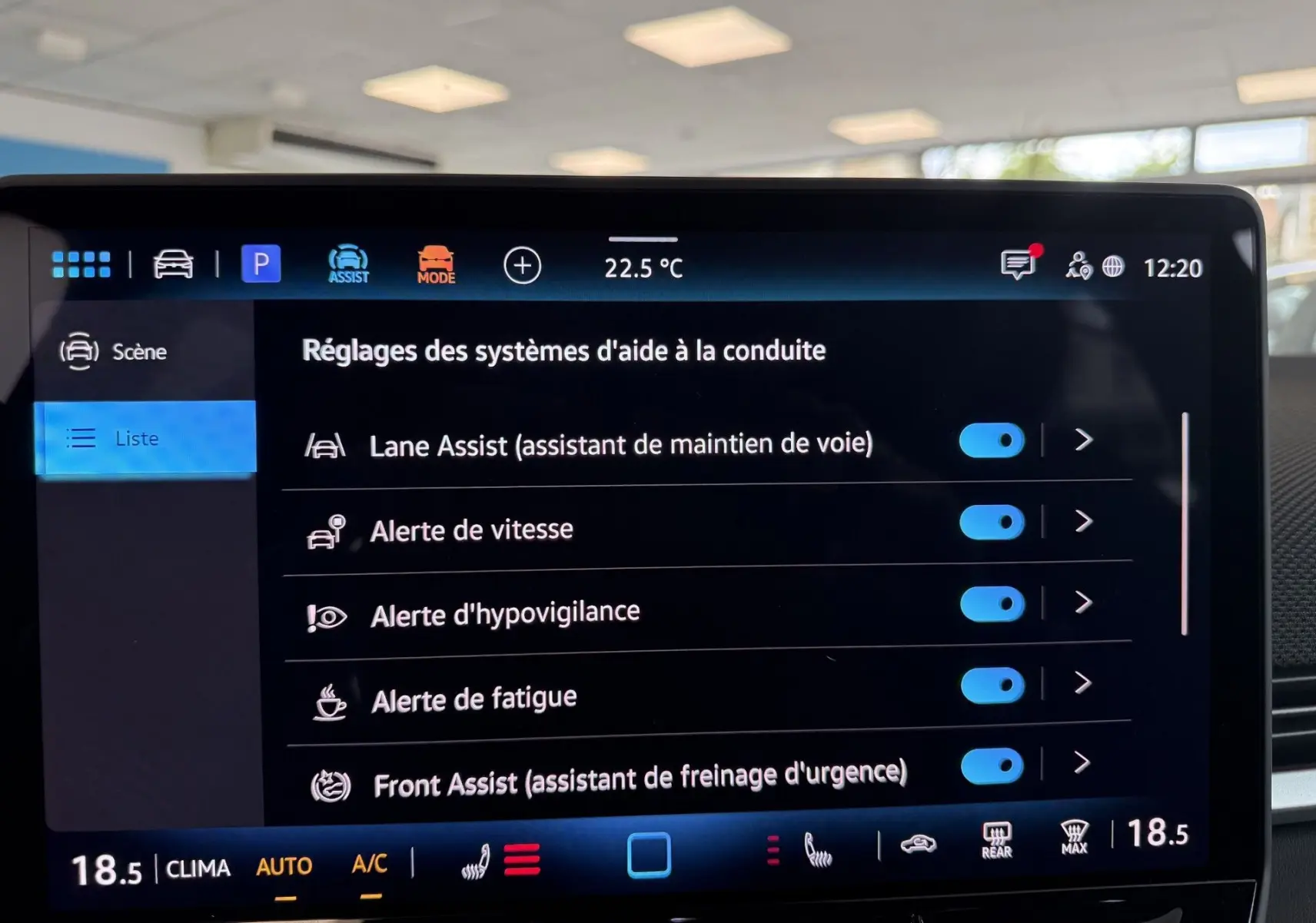 Écran tactile intérieur du Volkswagen T-Roc R-Line 2026 affichant les réglages des aides à la conduite.