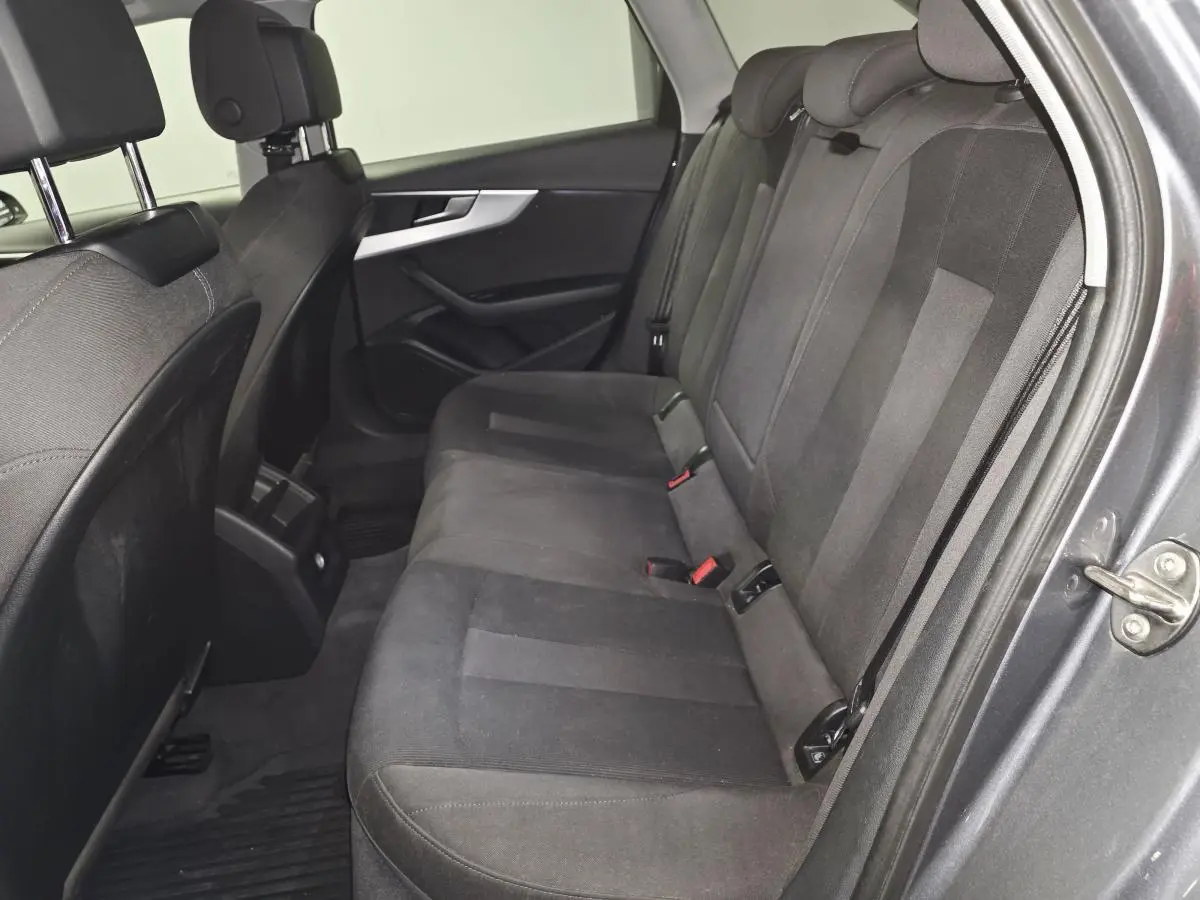 Vue côté droit de la banquette arrière en tissu gris foncé de l'Audi A4 Avant 2018 avec appuis-tête réglables.