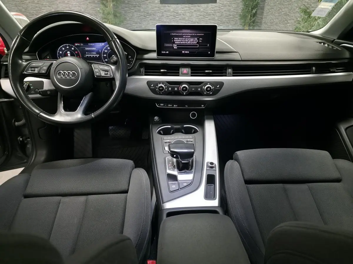 Intérieur de l'Audi A4 Avant 2.0 TFSI 2018, vue frontale du tableau de bord avec volant cuir et console centrale argentée.