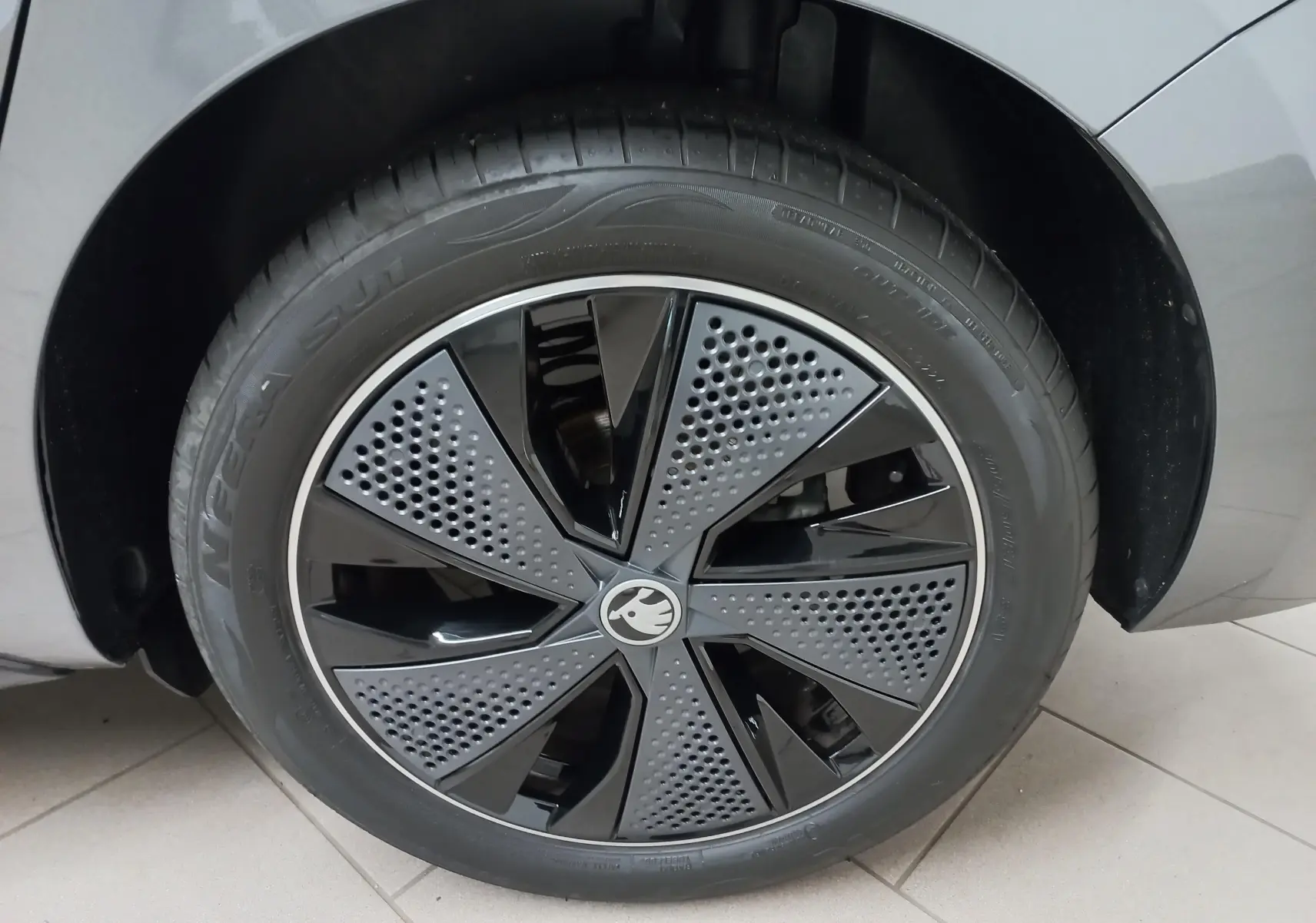 Gros plan sur la roue arrière droite d'une Skoda Scala 1.5 TSI 150 DSG7 Monte-Carlo gris graphite.