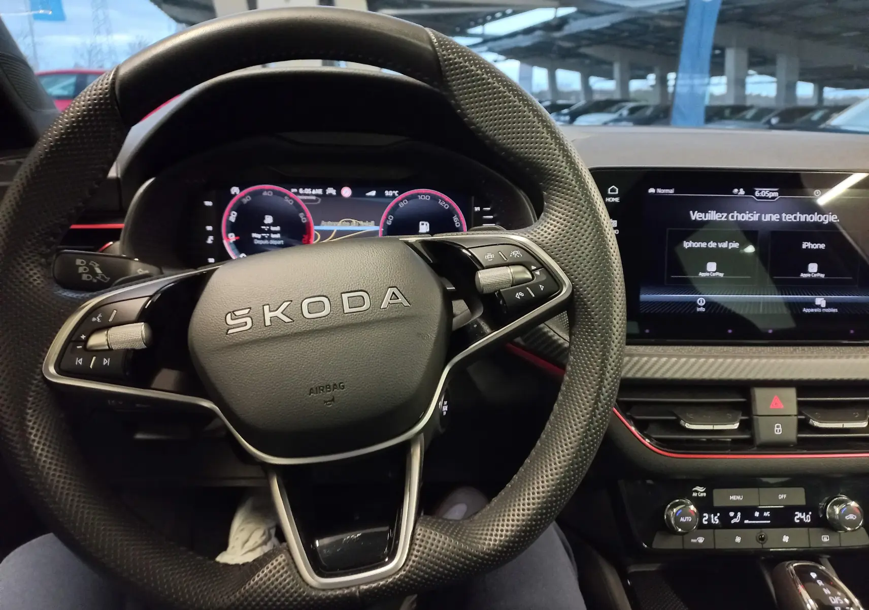 Vue intérieure centrée sur le volant SKODA d'une Scala 1.5 TSI Monte-Carlo avec tableau de bord numérique et écran tactile.