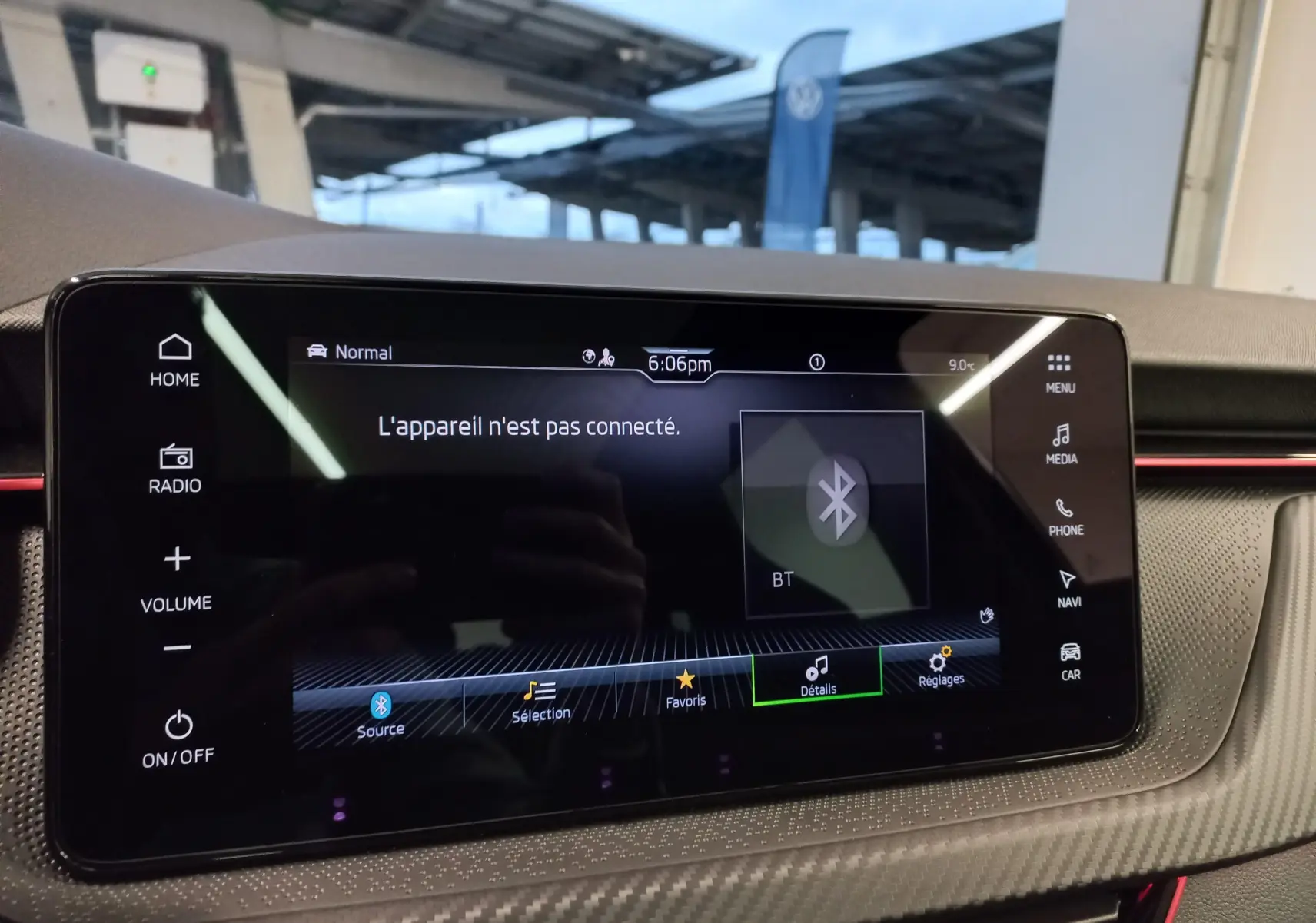 Écran tactile central du tableau de bord de la Skoda Scala 2025 affichant le menu Bluetooth non connecté.