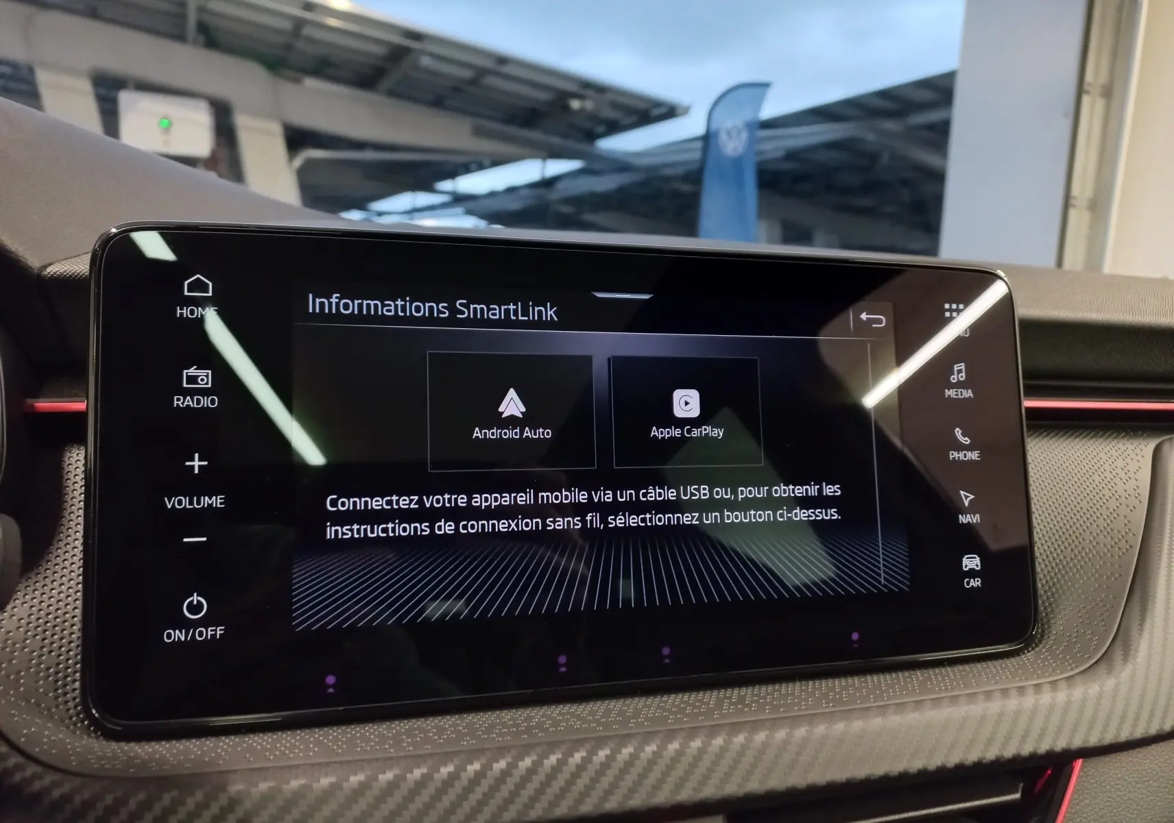 Écran tactile central affichant les options Android Auto et Apple CarPlay dans une Skoda Scala 2025.